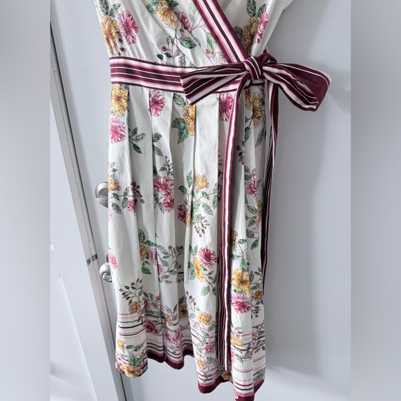 Anthropologie Gal Meets Glam Teresa Floral Wrap Dress Size 6
Tradwife - Picture 15 of 16